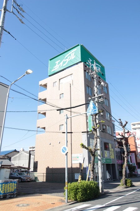 JR春日井駅北口を出て190ｍ。マンション最上部の大きな緑の看板が目印です。