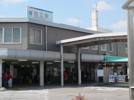 知立駅は名鉄本線の特急停車駅となっております。知立駅から店舗まで徒歩3分と電車でのご来店も便利です。