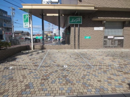 お車にてご来店の際は店舗南側に隣接した駐車場が3台分ございます。緑の看板が目印です。
