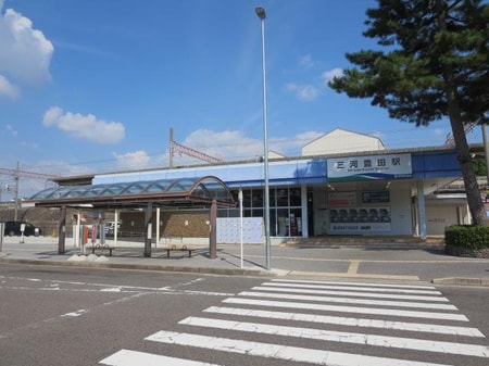 三河豊田店の正面にあります『三河豊田駅』です。豊田市駅まで乗車時間６分で行けます。