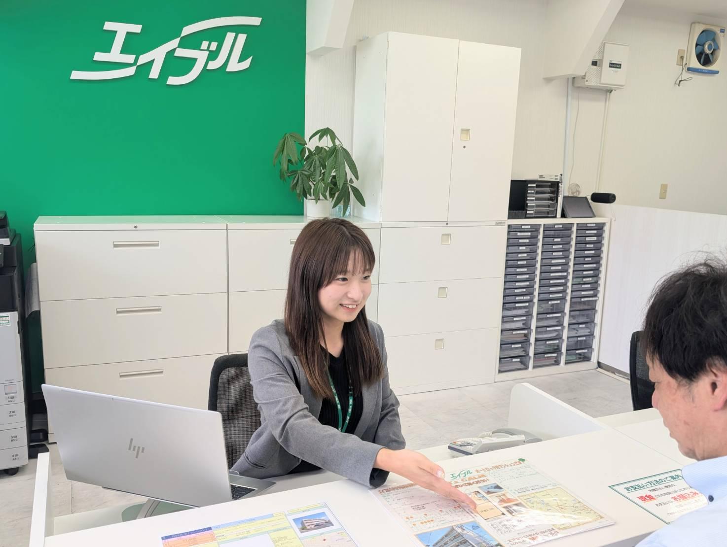 店舗スタッフ接客写真