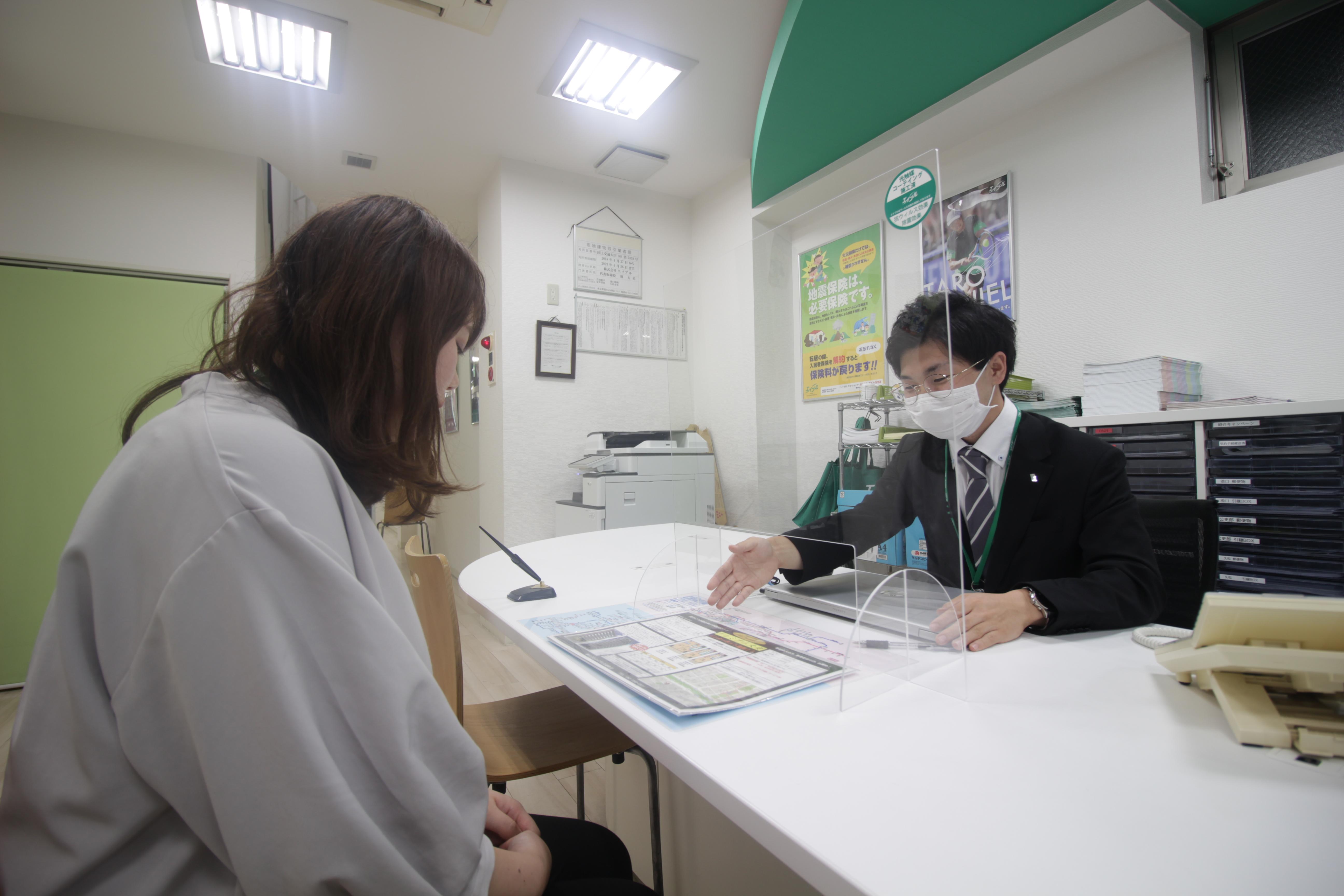 店舗スタッフ接客写真