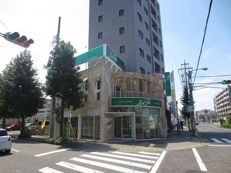 上小田井駅南口を出て目の前にある2階建ての建物と大きな緑の看板が特徴です！