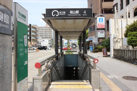 桜山駅はこの4番出口が目印です。