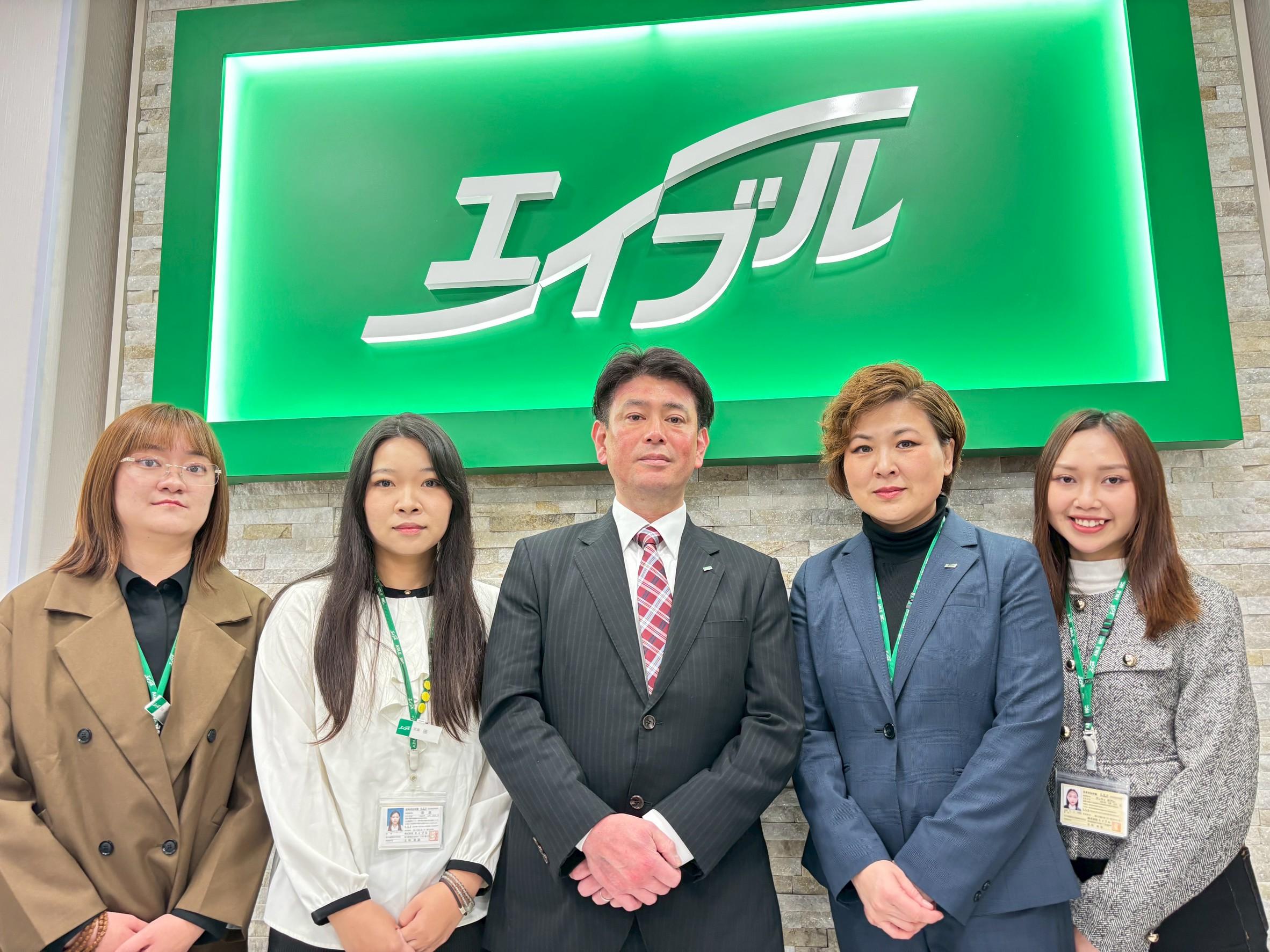 店舗スタッフ集合写真