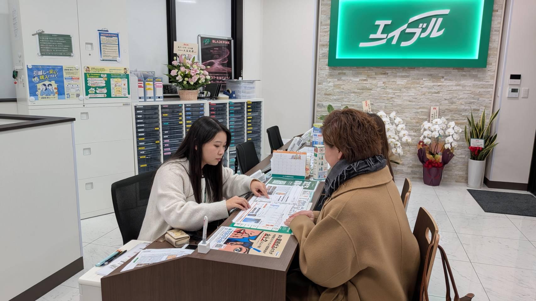 店舗スタッフ接客写真