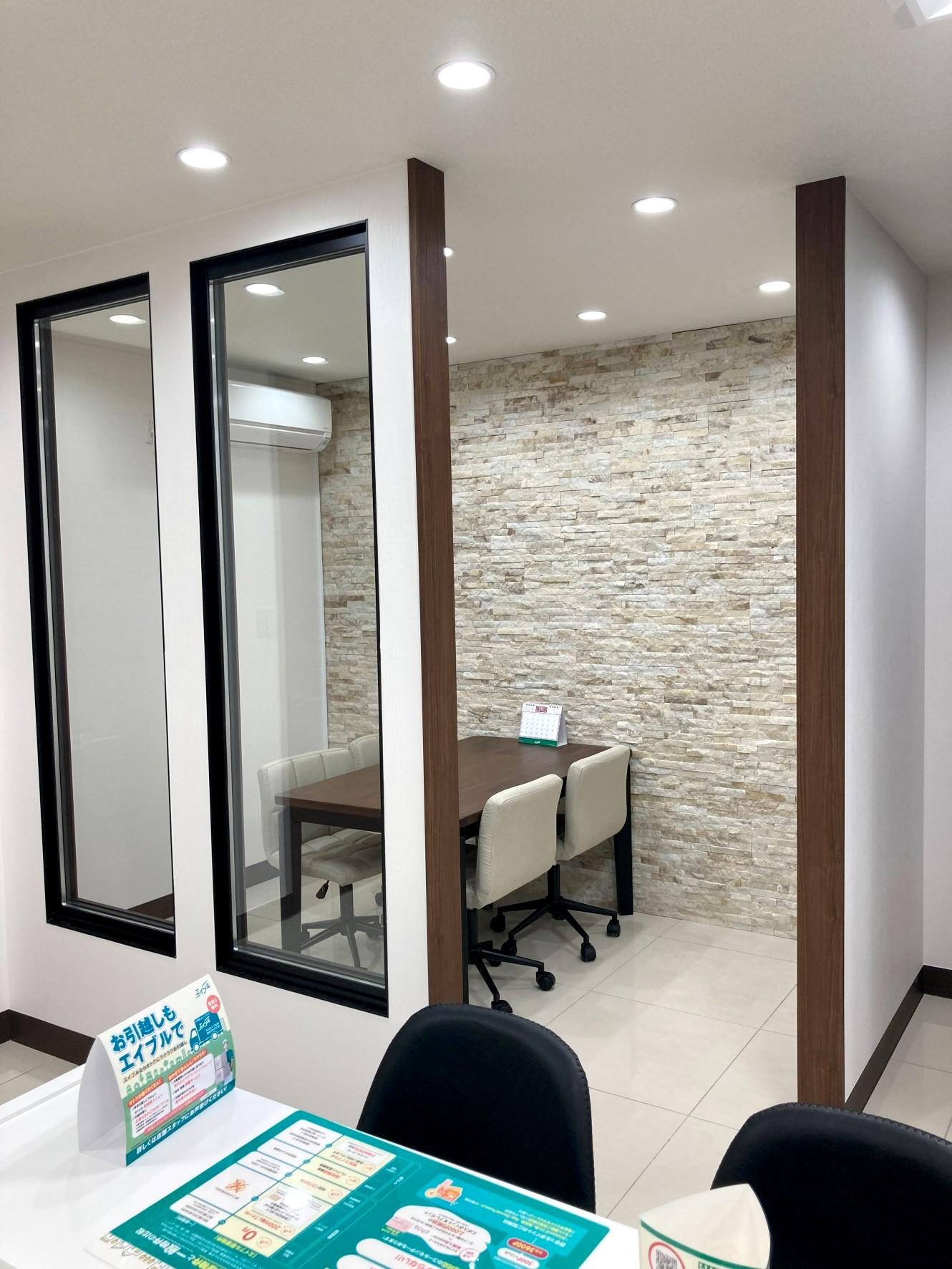 店舗スタッフ接客写真