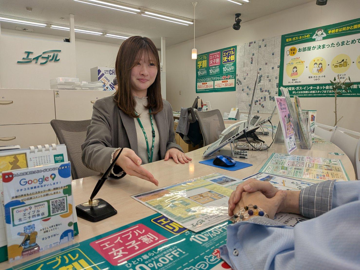 店舗スタッフ接客写真
