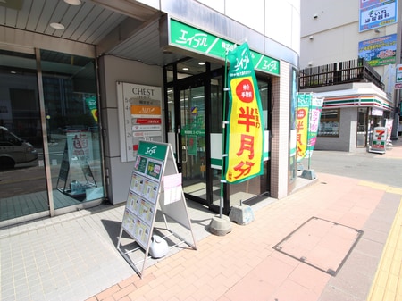 地下鉄琴似駅とJR琴似駅を結ぶ繁華街に、緑色の看板の不動産屋がエイブルです！