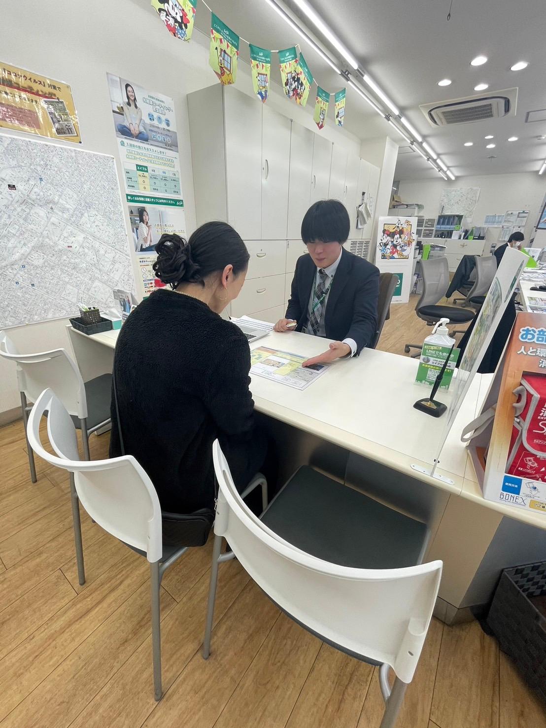 店舗スタッフ接客写真