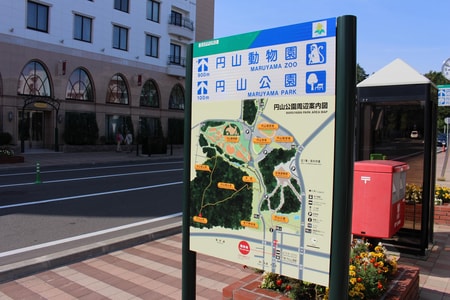 店舗から徒歩２分には円山公園がございます。ご内覧後にちょっと足をのばしてはいかがでしょうか？
