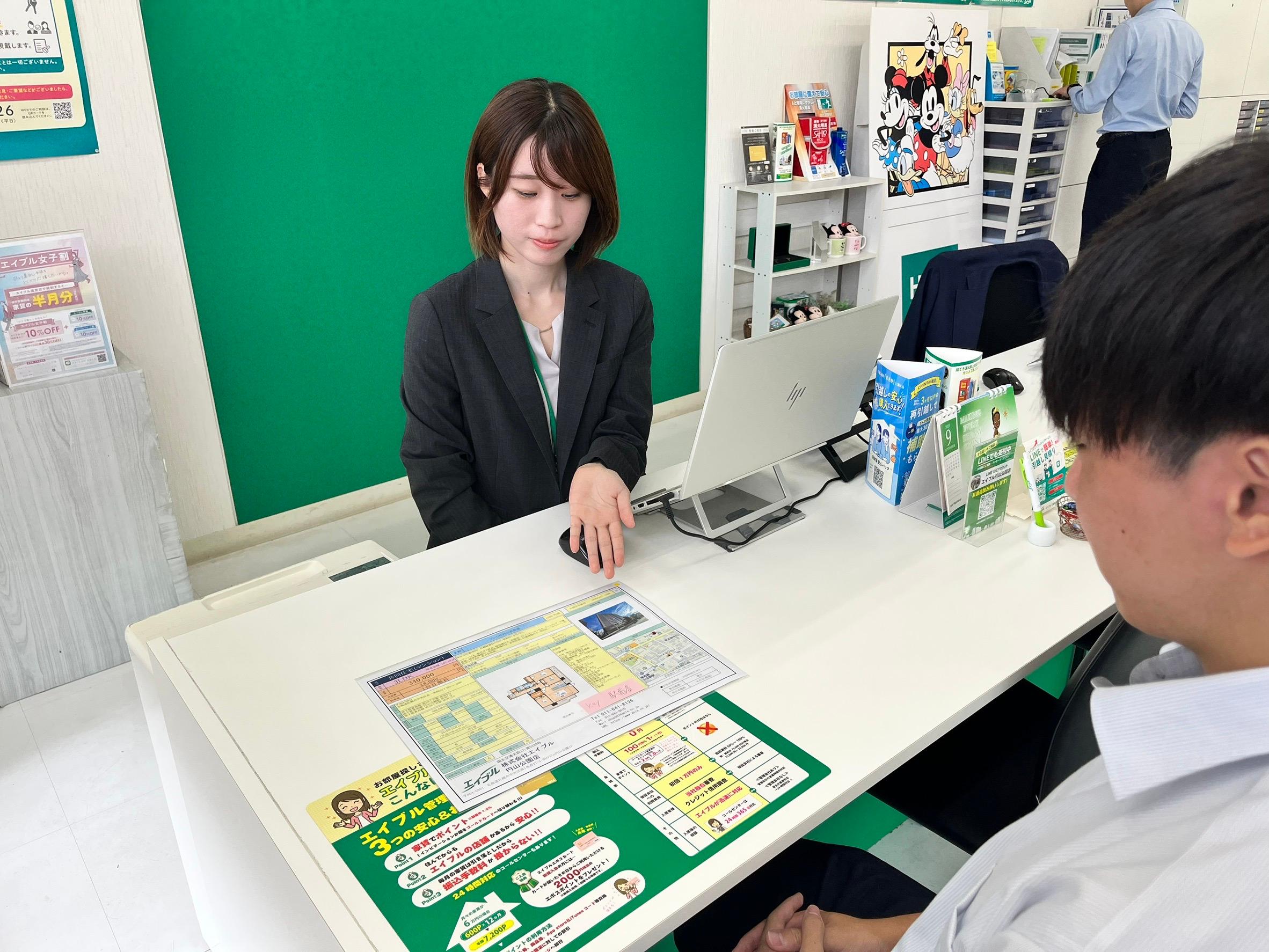 店舗スタッフ接客写真