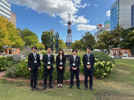 札幌といえば大通公園♪季節に応じた催事が楽しいです！私達が笑顔で対応致します！