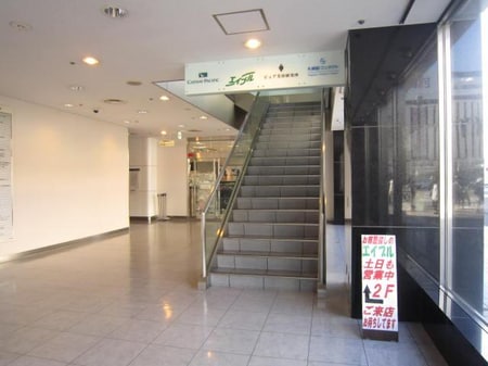 階段を上がると店舗が見えます。ご年配の方やお子様連れの方、足の不自由な方はエレベーターもあります。