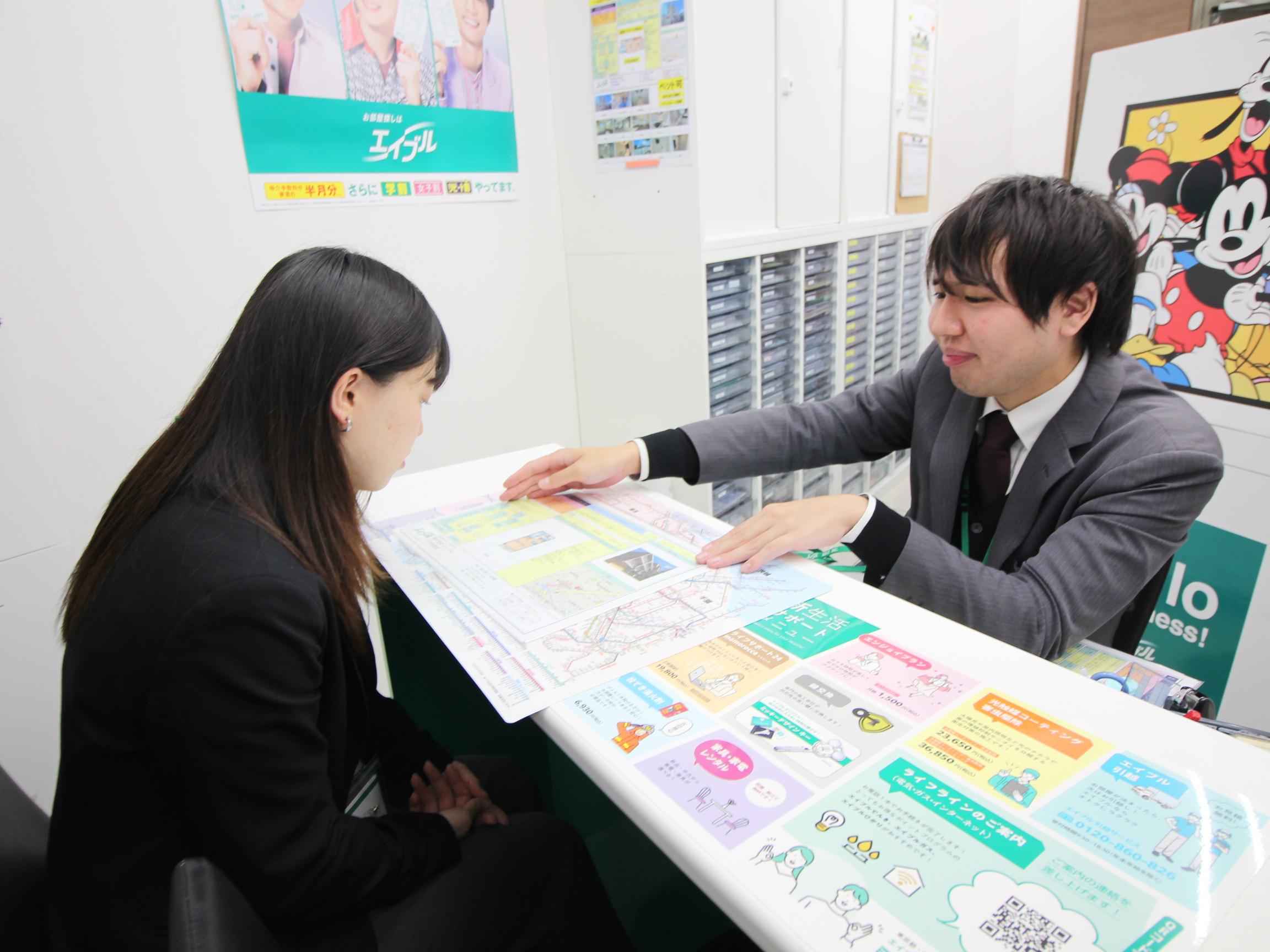 店舗スタッフ接客写真