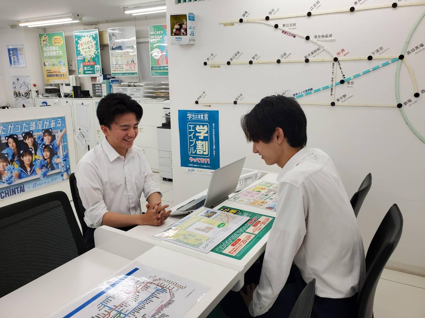 店舗スタッフ接客写真