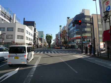 駅を背に真正面に歩いていただき高島屋さんの交差点を右にお曲りください。