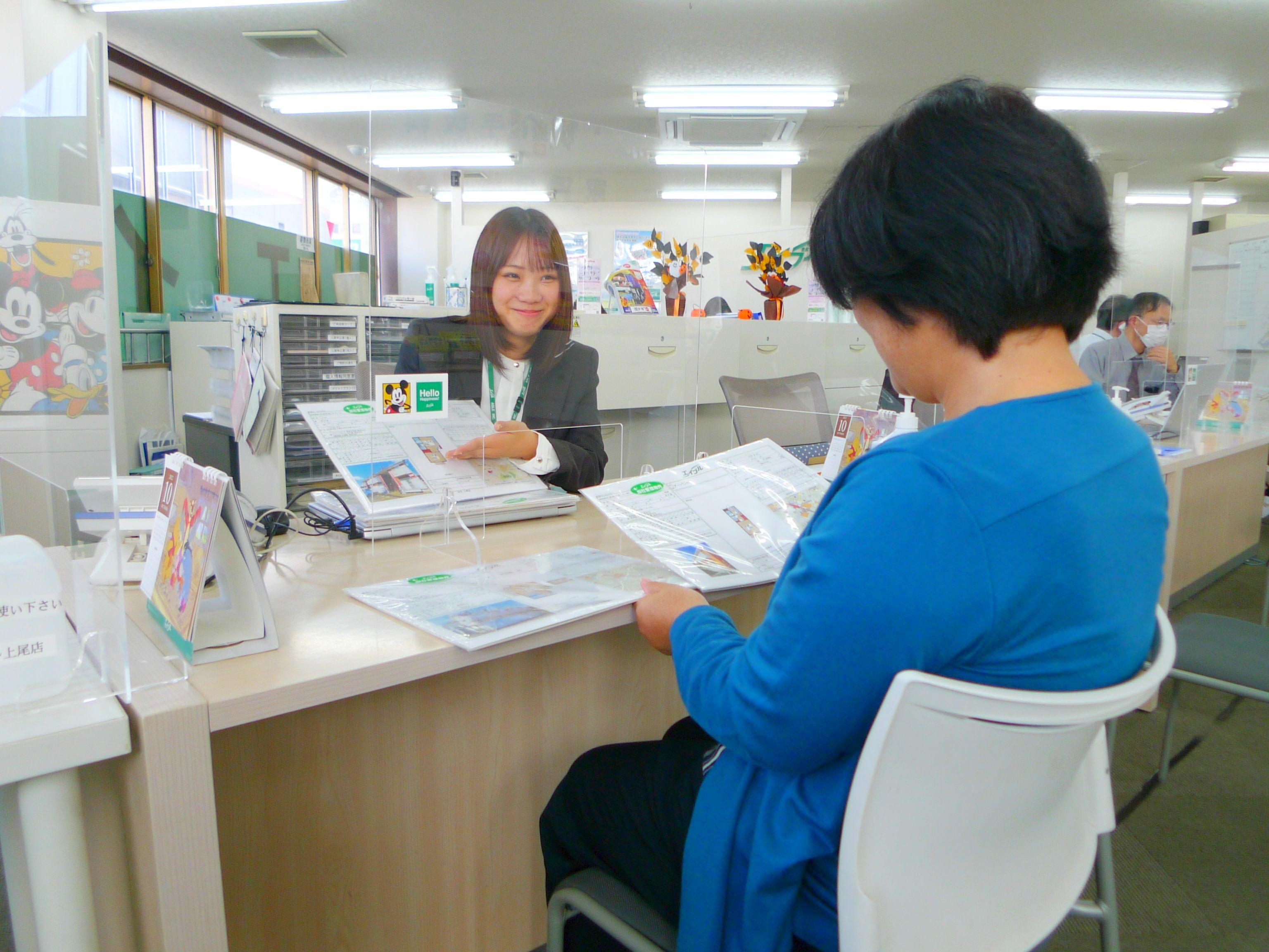 店舗スタッフ接客写真