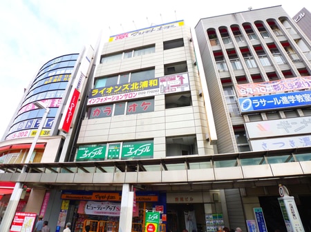 当店は北浦和駅東口、ロータリーに向かって左側のマツキヨさんのビルの２階です！