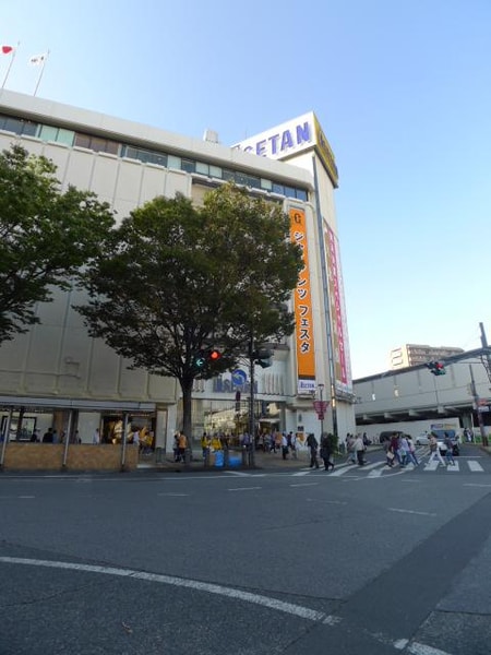 浦和駅西口側の伊勢丹様の裏側に当店がございます。
