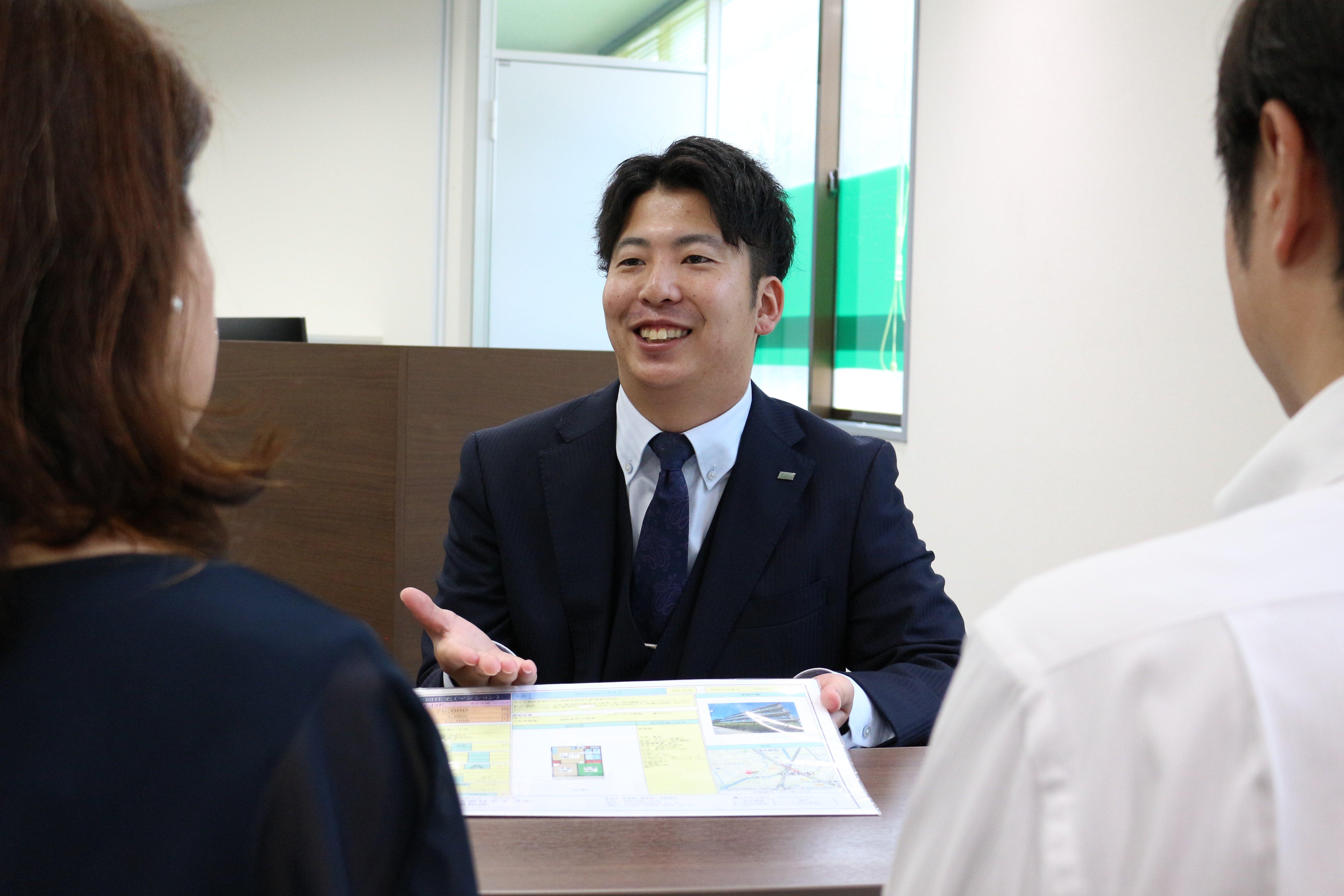 店舗スタッフ接客写真