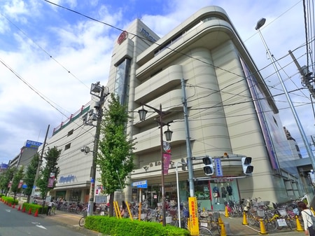 南浦和駅西口正面には、丸広百貨店がございます。買い物も便利な環境です。