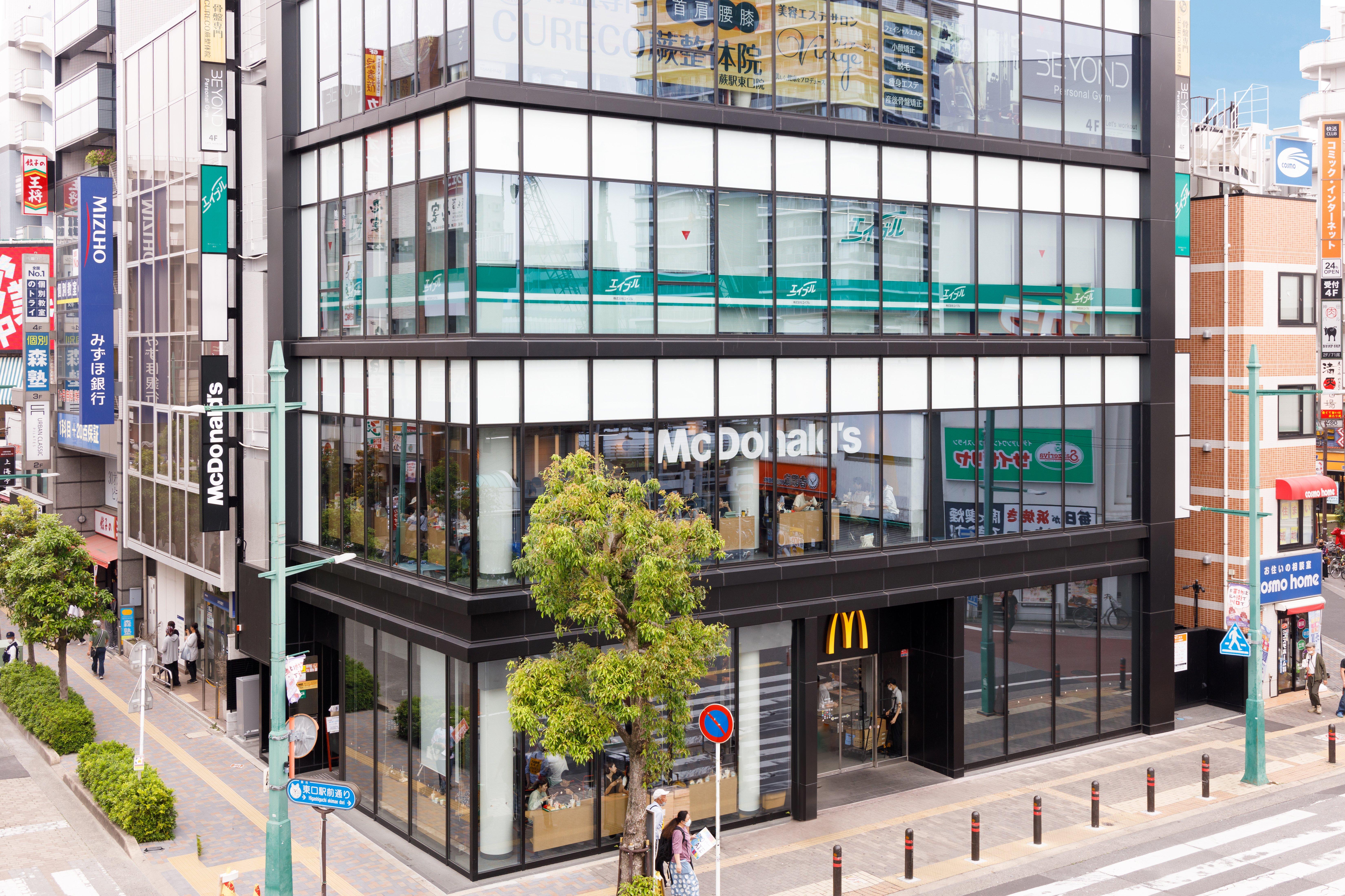 店舗スタッフ接客写真