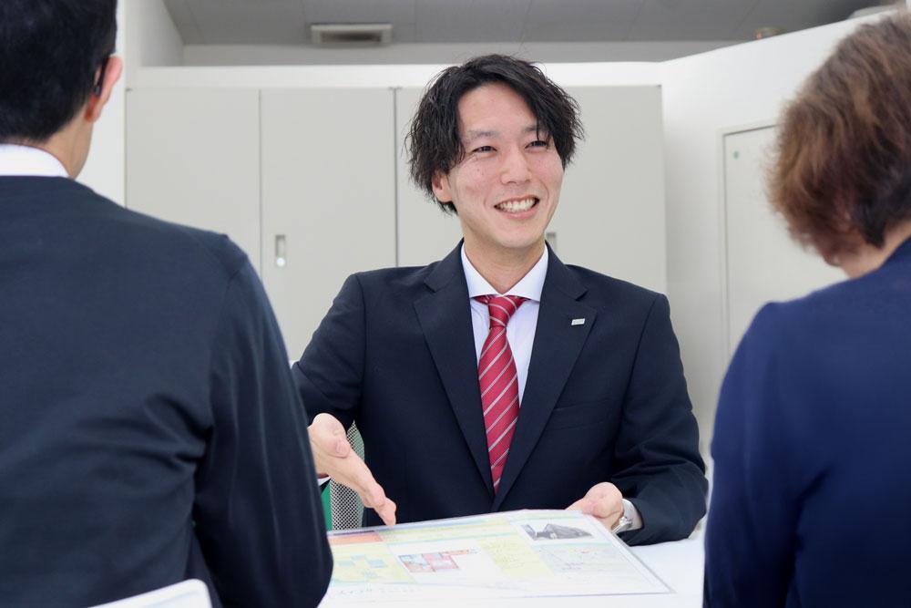 店舗スタッフ接客写真