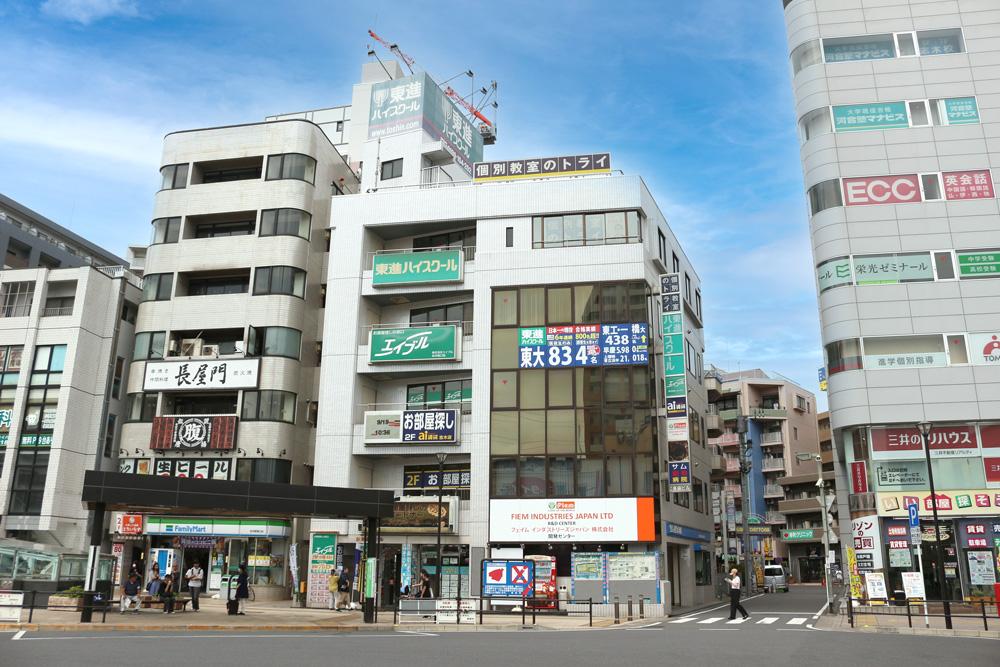 店舗スタッフ接客写真