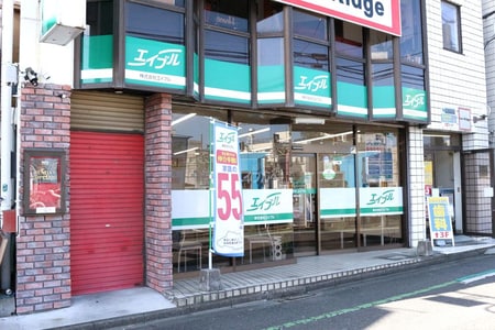 目の前に広いコインパーキングがある、1階のガラス張りのお店です。