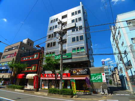 草加駅西口のロータリーを直進頂き、右手にある『餃子の満州』さんのあるビルの３階です。