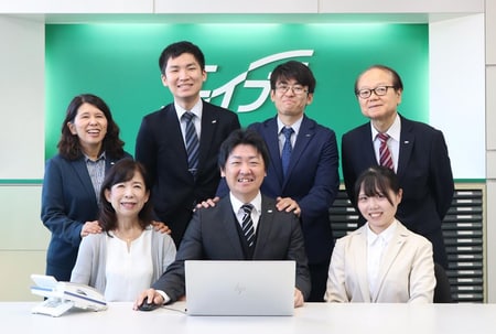 初めまして♪お客様のお部屋探しをサポートする草加西口店の頼れるベテランメンバーです。