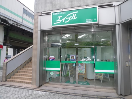 武蔵浦和駅東口を出てすぐのタワーマンション１階が当店です。