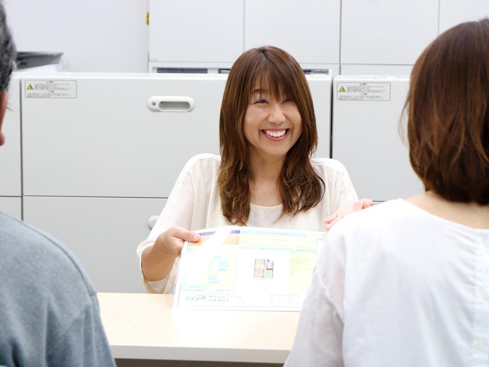 店舗スタッフ接客写真