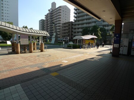 ふじみ野駅東口降りましたら、右手側方向ロータリーを沿って進みます！