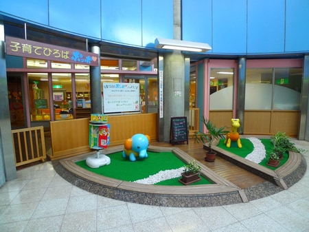 鳩ヶ谷駅の地下1階には行政センターや子育てひろばがあります。
