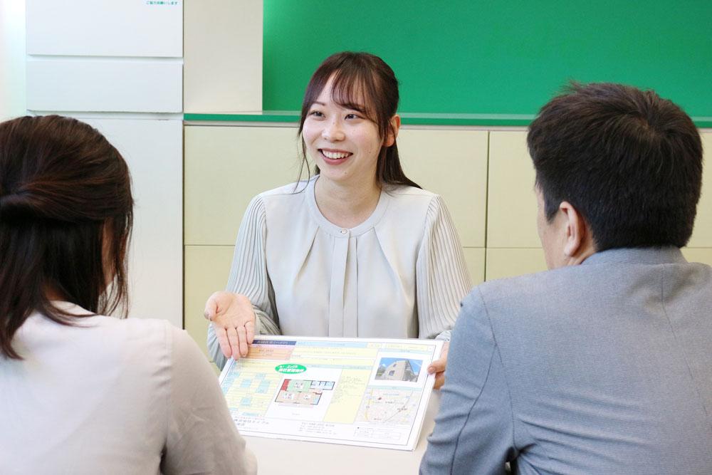 店舗スタッフ接客写真