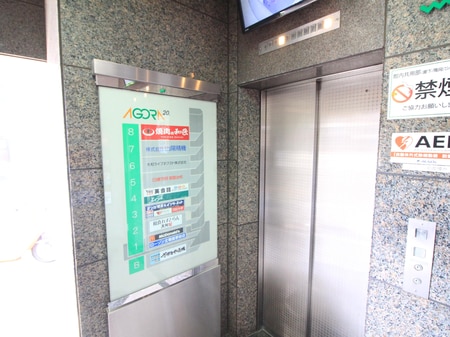 エレベーターで4Fへ、どうぞ。