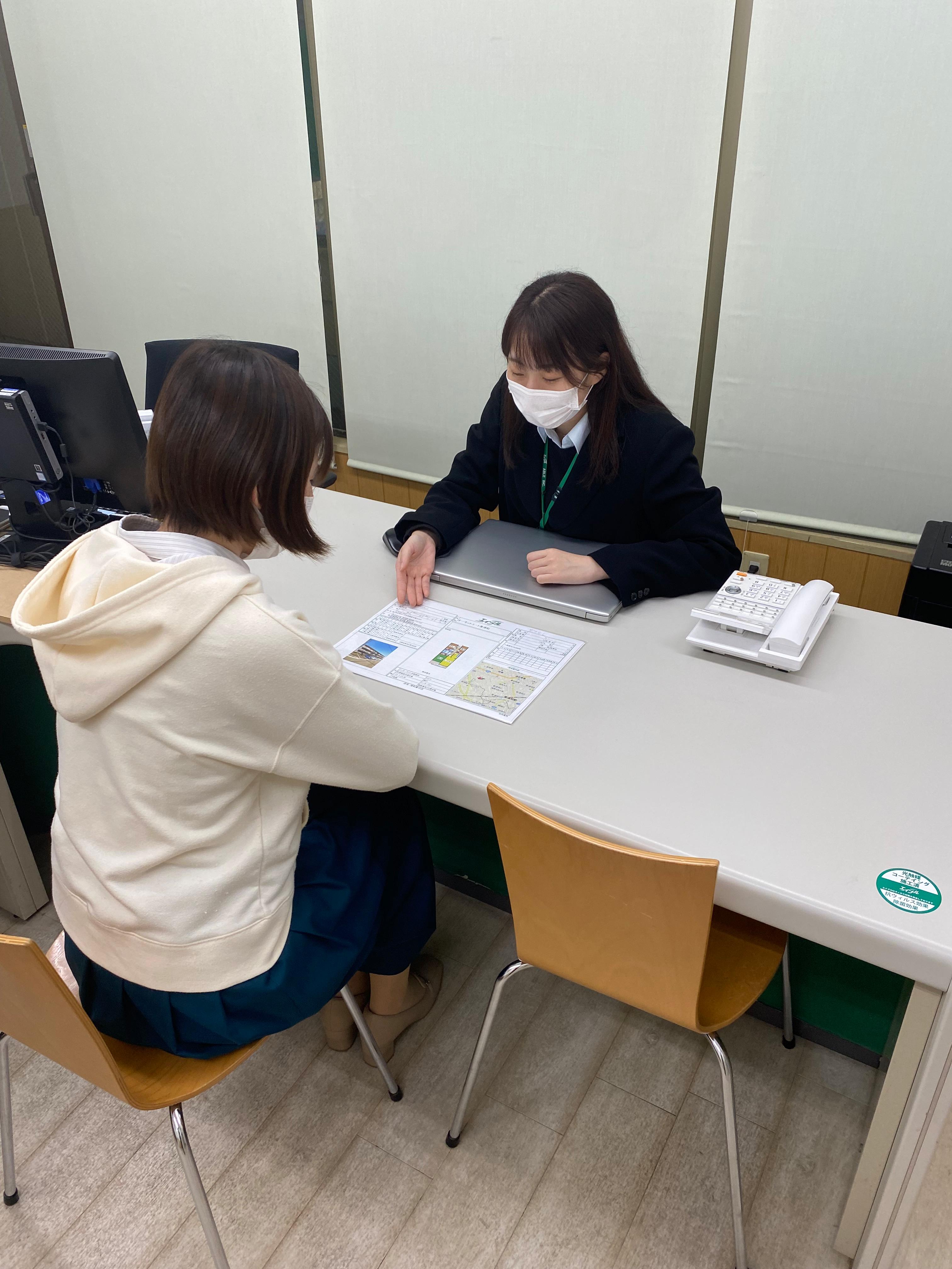 店舗スタッフ接客写真