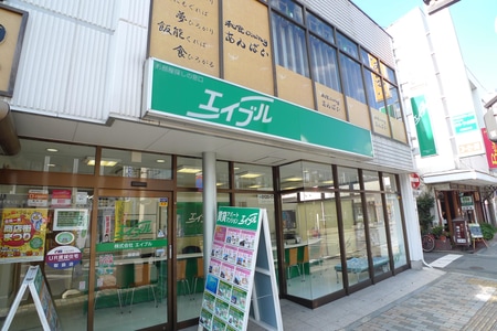 新しくできた埼玉りそな銀行の斜向かいにあるガラス張りの店舗で、緑の看板が目印です。