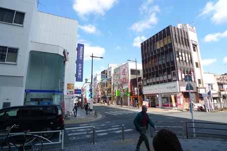 当店は飯能駅の北口を出て目の前にある、みずほ銀行の脇をまっすぐ進んだ通り沿いにあります。