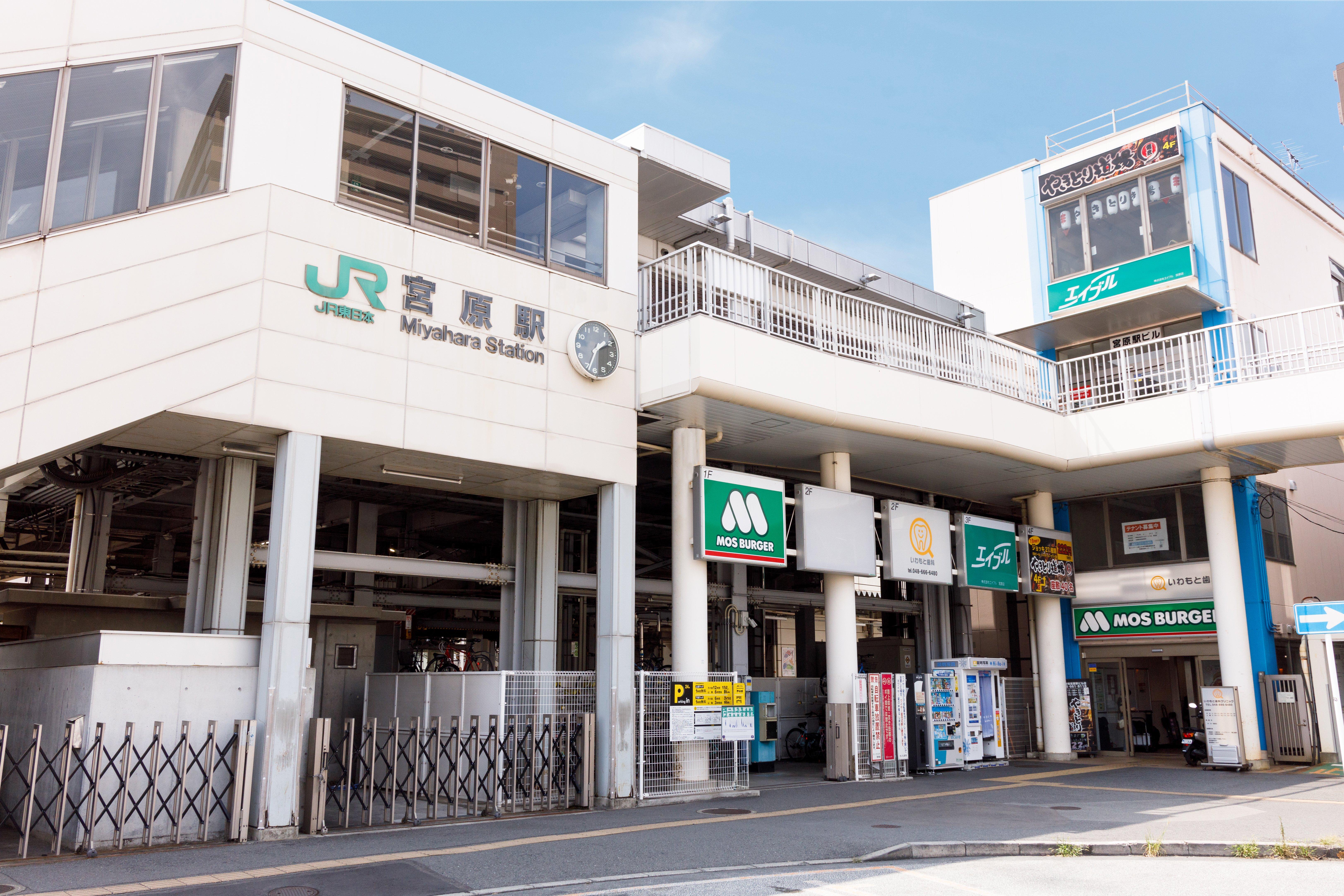 店舗スタッフ接客写真