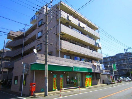戸田中学校の目の前です！お客様用駐車場も設けてあります。