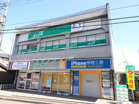 和光市駅北口、駅正面のビル２Ｆです。1階に携帯ショップがあります。