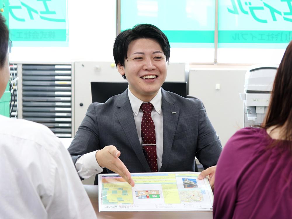店舗スタッフ接客写真