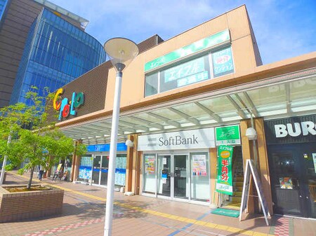 川口駅東口からデッキを右に進みまして、右を少し見上げたところにお店があります。