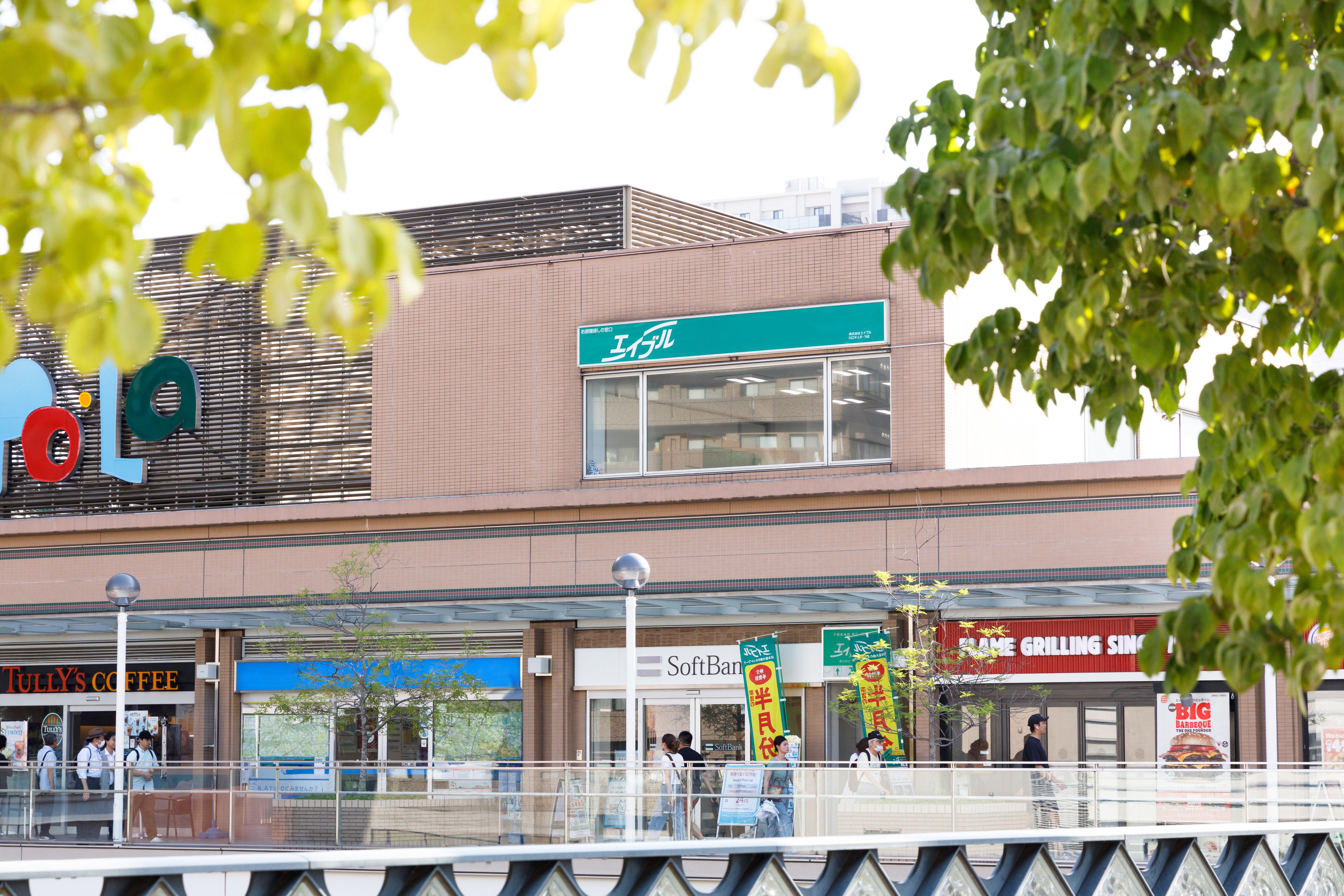 店舗スタッフ接客写真