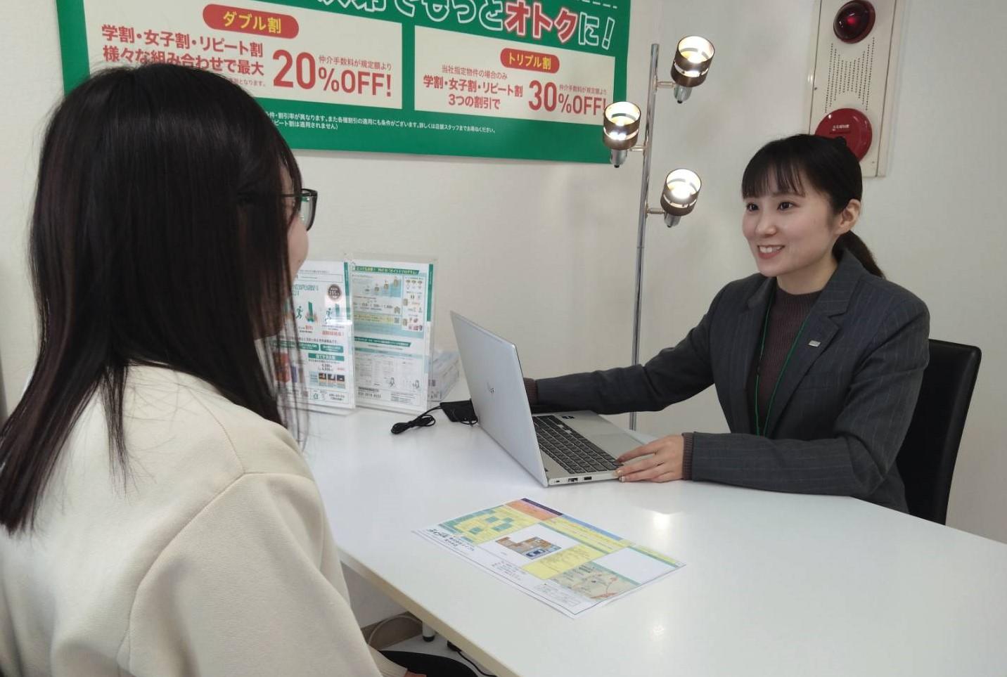 店舗スタッフ接客写真