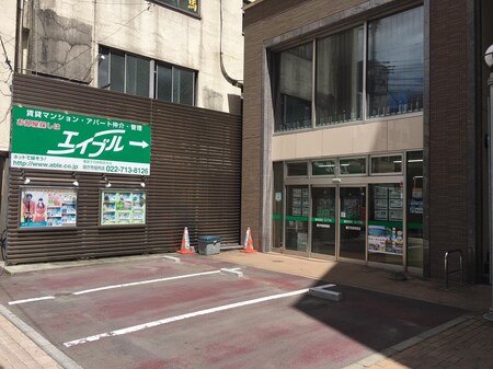仙台市内中心部の店舗の中では唯一来客用駐車場をご準備しております。お気軽にお越しくださいませ。