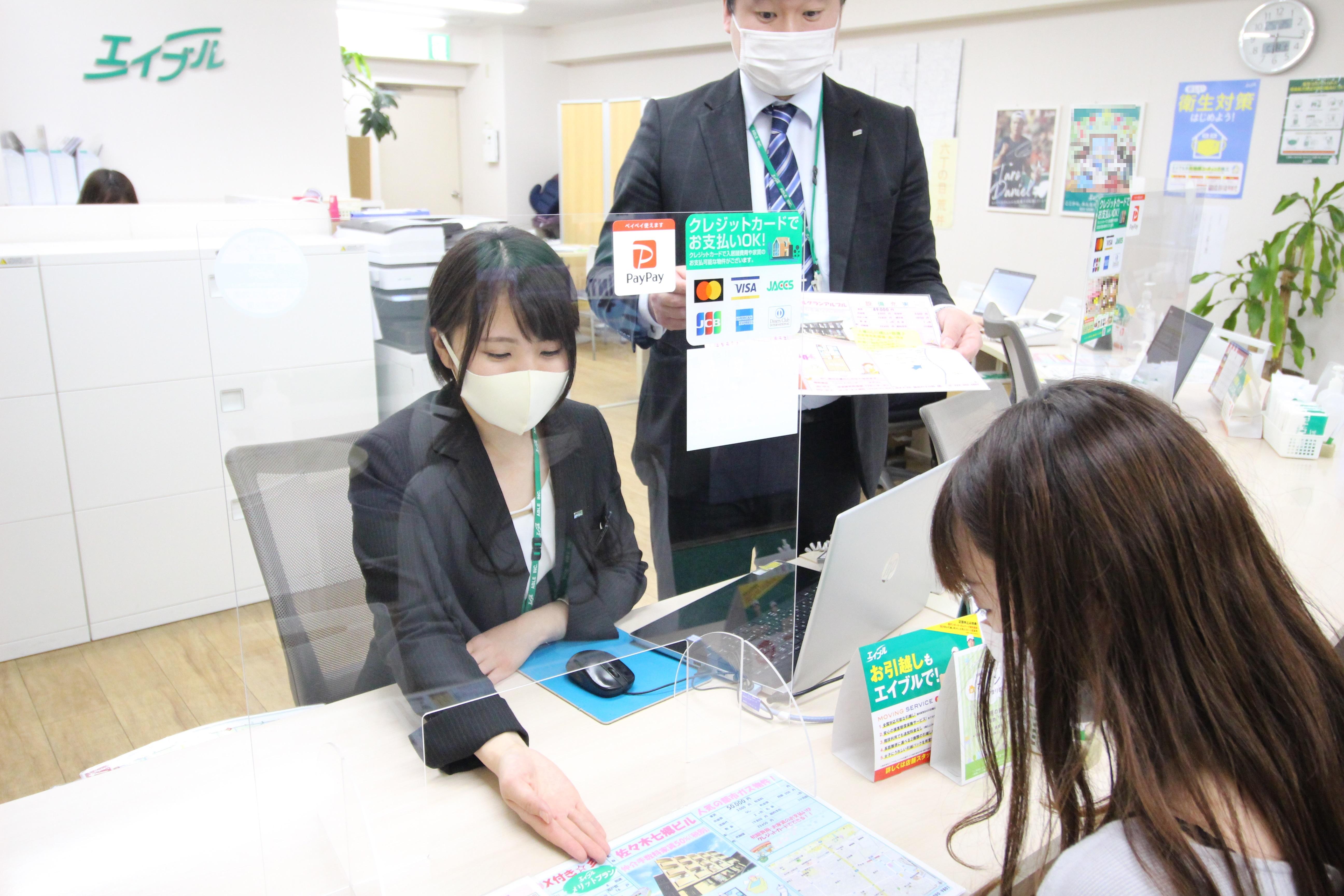 店舗スタッフ接客写真